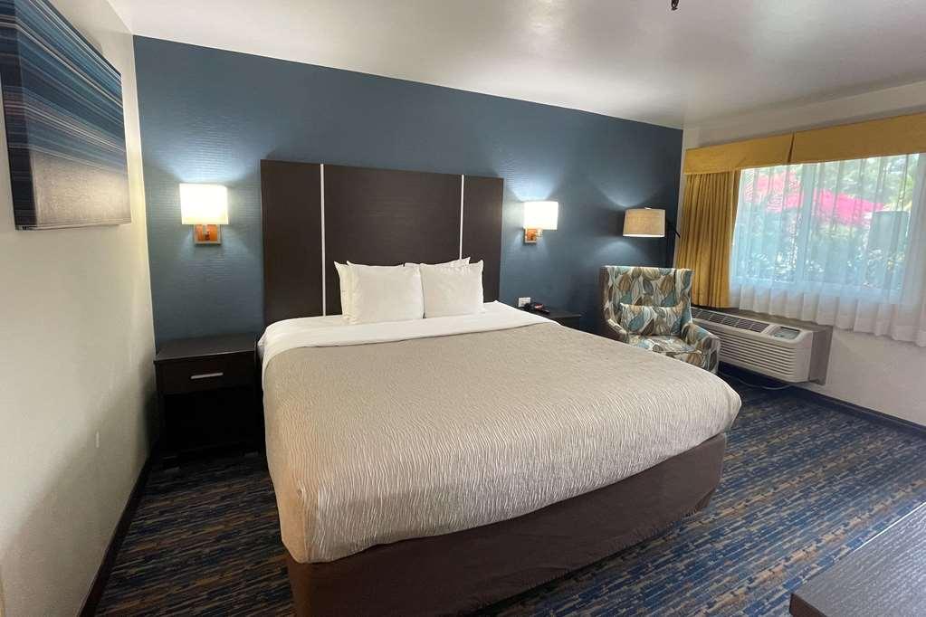 Quality Airport Convention Center 2*