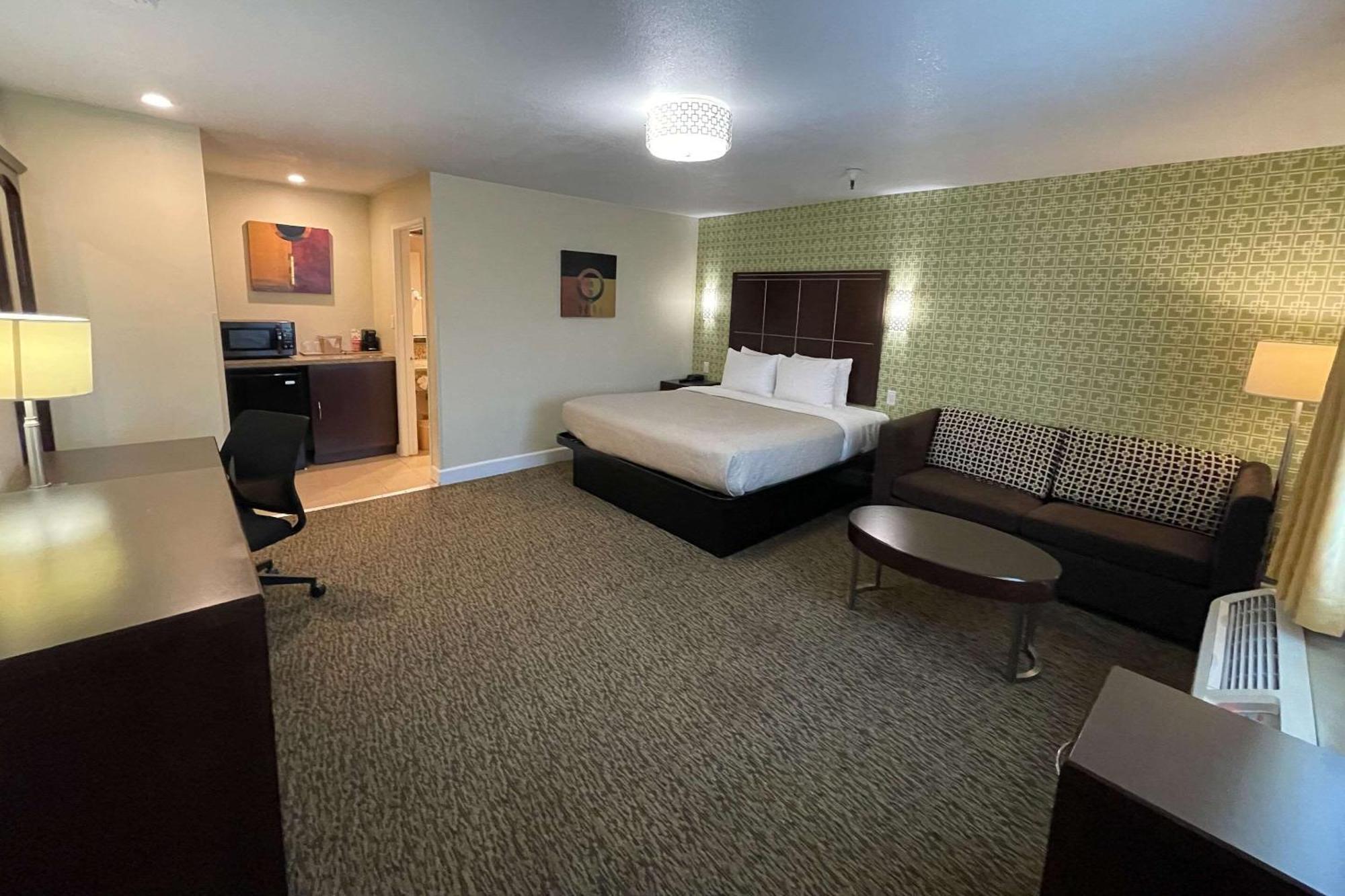 Inn Quality Airport Convention Center 2*